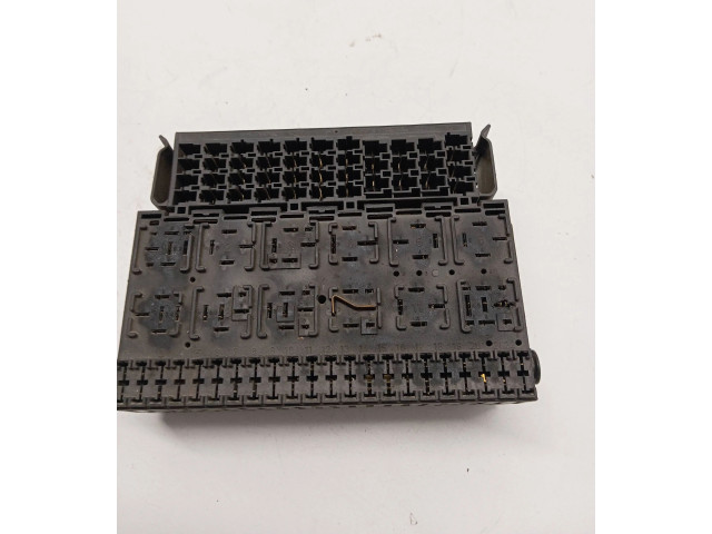 Блок предохранителей  357937039   Volkswagen Transporter - Caravelle T4    