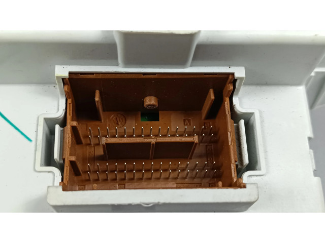   Pojistková skříňka 68412070AB   Jeep Cherokee 2019