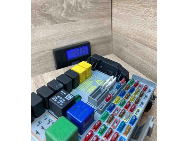 Pojistková skříňka 24412497 Opel Zfira A 1999