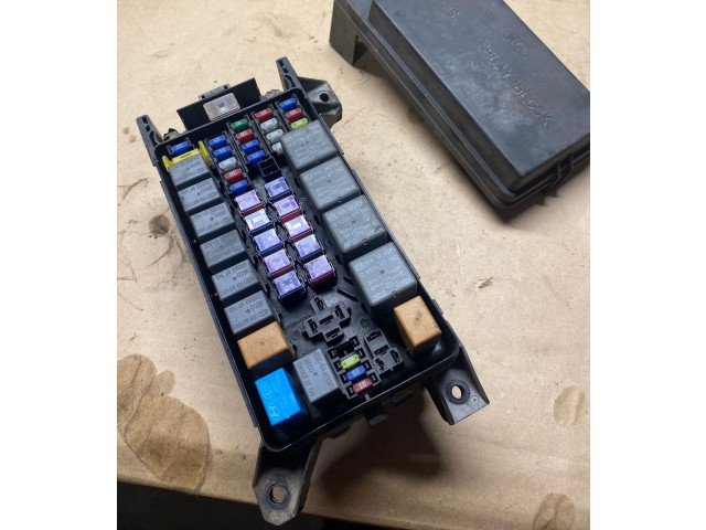 Блок предохранителей 911613E010, 1006A12015 KIA Sorento
