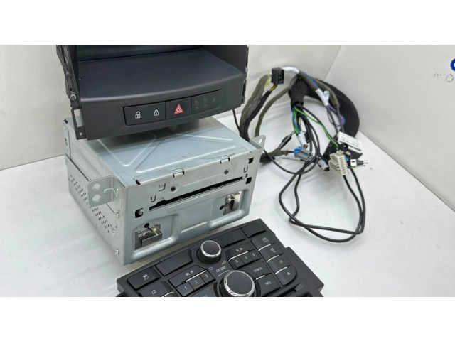 Радио/ проигрыватель CD/DVD / навигация