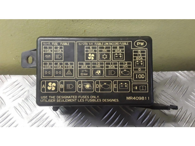 Блок предохранителей MR409811 Mitsubishi Pajero Sport I