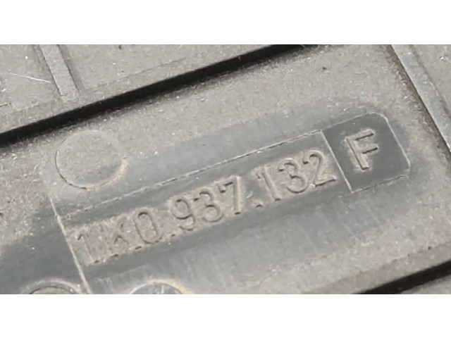 Pojistková skříňka Крышка ящика предохранителей 017181301   Audi A3 S3 8P 2006