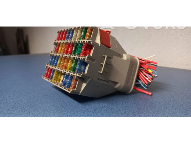 Блок предохранителей  9162439   Volvo V70    