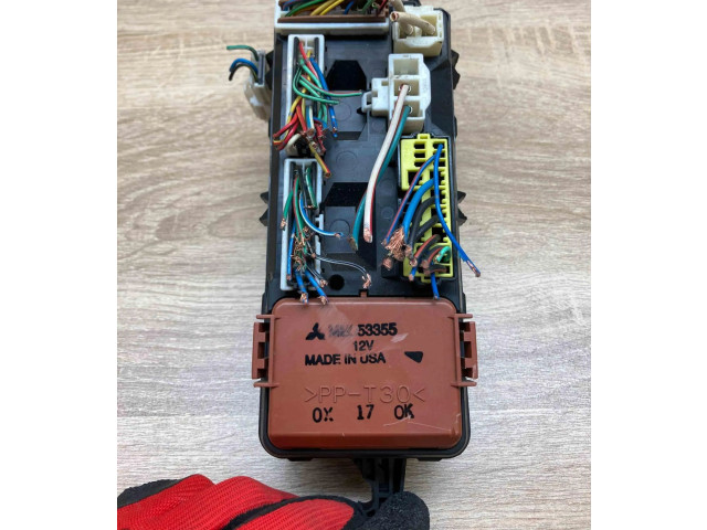 Блок предохранителей MB953355, 0K080231 Mitsubishi Carisma