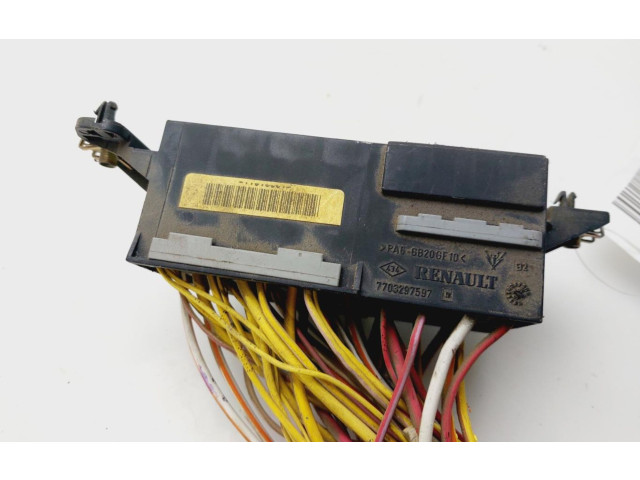Блок предохранителей 7703297597   Renault Clio II    