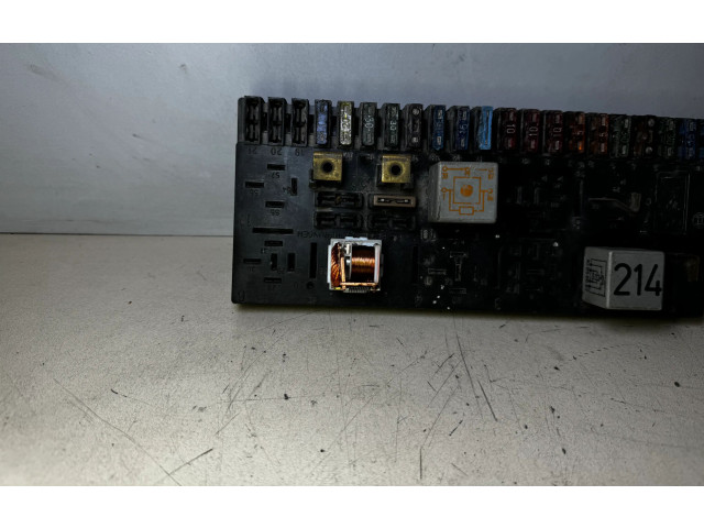 Блок предохранителей 443941822A, 443941822 Audi 80 90 B3