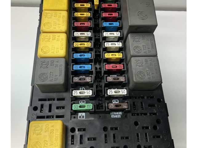 Блок предохранителей A727520, 183A.1000 Fiat Coupe