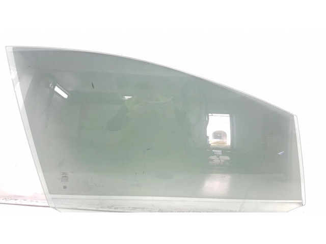 Основное стекло передних дверей (четырехдверного автомобиля)