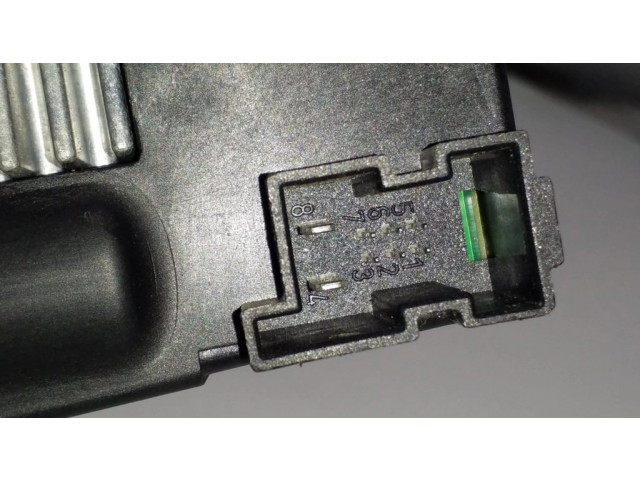 Притягиватель задней крышки