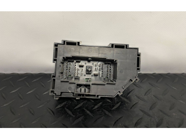 Блок предохранителей 20828606 Chevrolet Suburban