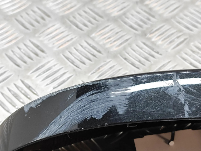 Другая деталь отделки пере́дней дверей