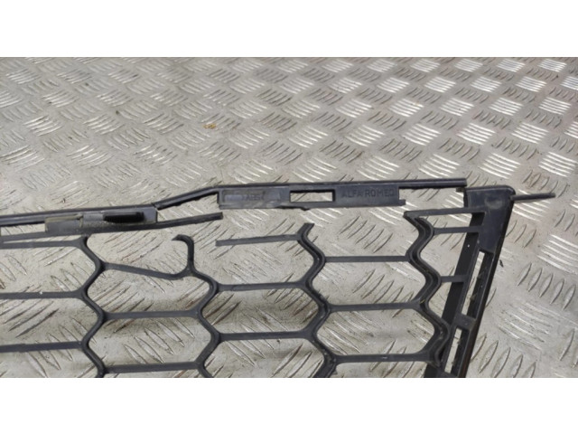 Нижняя решётка (из трех частей) Alfa Romeo Giulietta 156085891