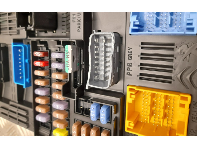 Блок предохранителей 9832881080, G7824 Peugeot 2008 I