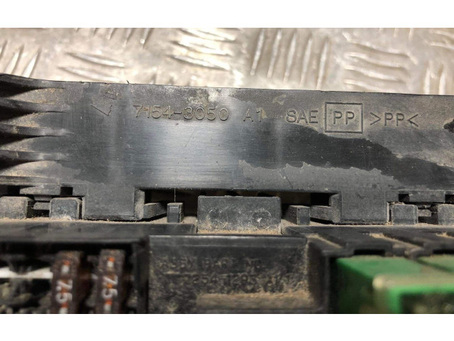   Pojistková skříňka 71543050, 71543052   Nissan Maxima 1999