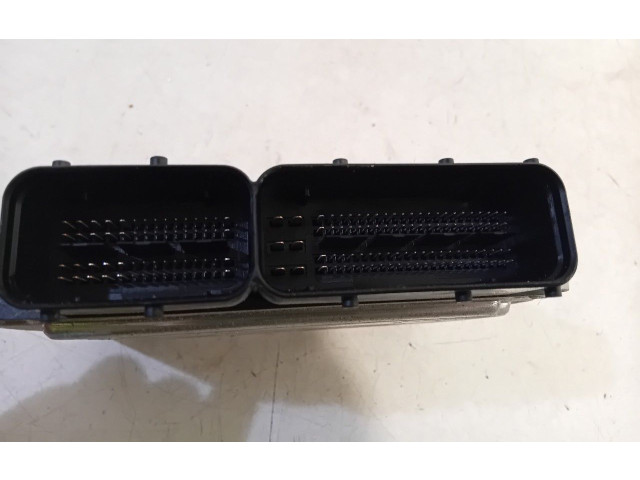 Блок управления двигателя    Audi Q3 8U