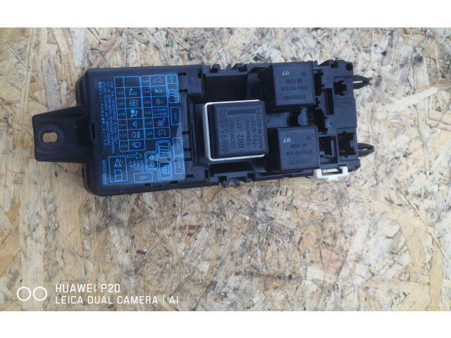 Блок предохранителей MB953355 Mitsubishi Carisma