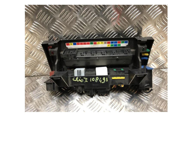 Ящик предохранителей (комплект)    Renault Clio I