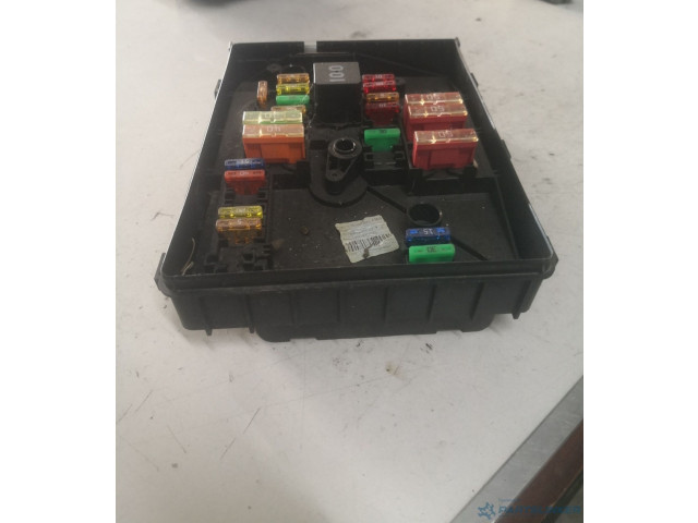 Блок предохранителей 8k061211   Skoda Superb B6 (3T)    