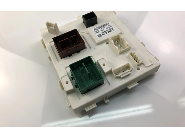 Блок предохранителей  32268107AB   Volvo XC40    