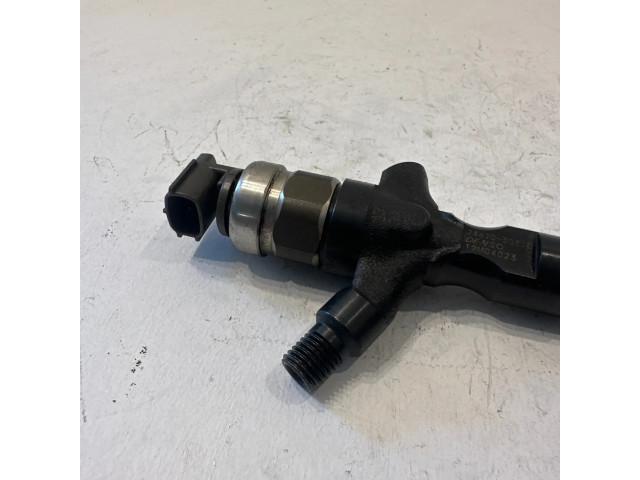 Vstřikovač 2367030320, 12M04023   Toyota Land Cruiser (J120)  pro naftový motor 3.0  