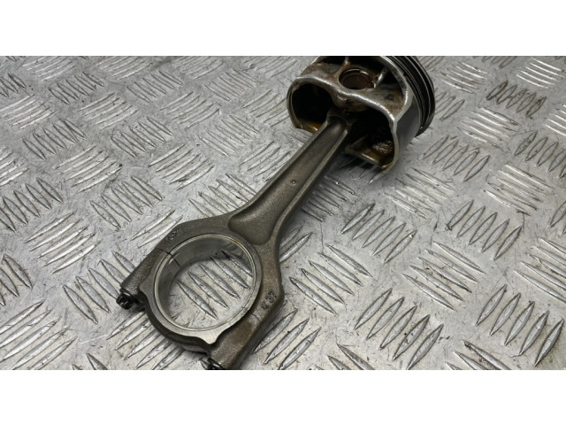 Píst 7528540 BMW 1 E81 E87 pro benzínový motor 2.0 N43B20A