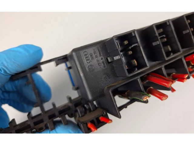 Блок предохранителей  8L0941822A   Audi A6 S6 C5 4B    