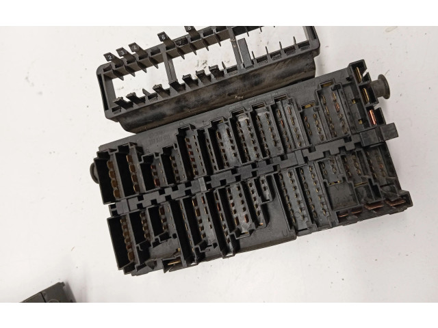 Блок предохранителей  357937039   Volkswagen Transporter - Caravelle T4    