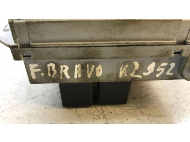 Блок предохранителей  51790930, k2952   Fiat Bravo    