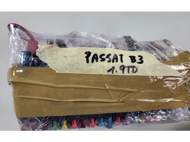 Pojistková skříňka Volkswagen PASSAT B3 1988