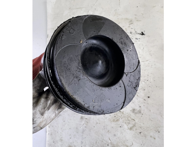 Píst Subaru Outback