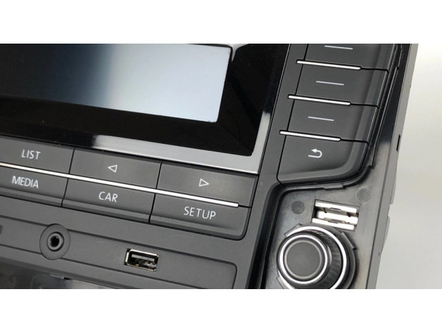 Радио/ проигрыватель CD/DVD / навигация