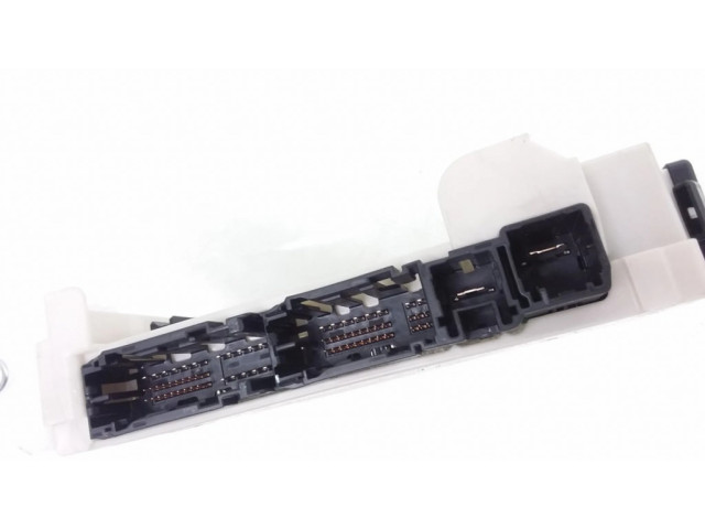 Pojistková skříňka 8273048Z50A Lexus RX 450H 2019