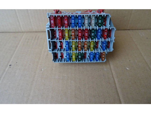 Блок предохранителей  9162439   Volvo V70    