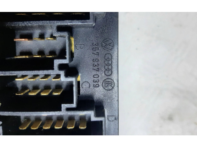 Блок предохранителей  357937039   Volkswagen Transporter - Caravelle T4    