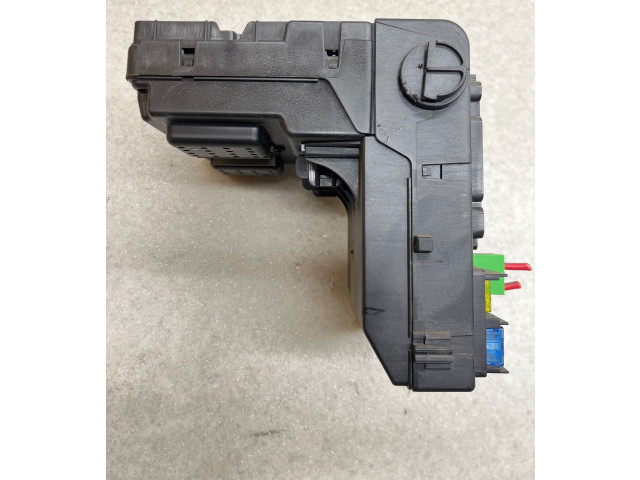 Блок предохранителей 30765646, 06W133   Volvo V70    