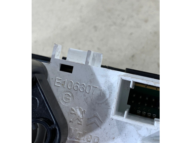 Блок управления климат-контролем E1063071   Peugeot 2008 I