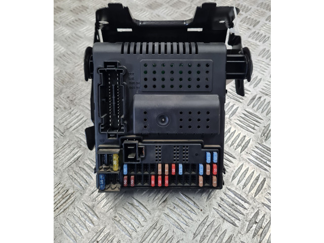 Блок предохранителей 30765149 Volvo S60