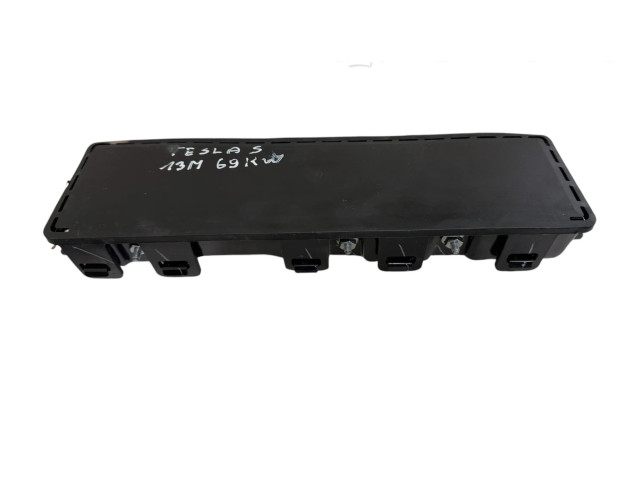 Подушка безопасности для колен 100525900F, 0589P1000553 Tesla Model S