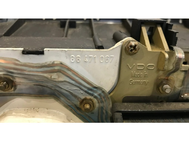 Панель приборов 81117185, 88471064   Audi 80 90 B2       