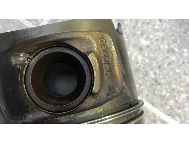 Píst 084088 BMW 5 E60 E61 pro naftový motor 0.0