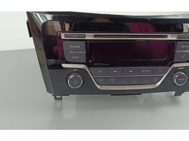 Радио/ проигрыватель CD/DVD / навигация