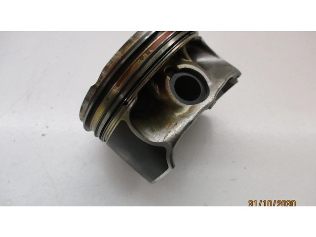 Píst 270920   Mercedes-Benz B W246 W242  pro benzínový / Газ motor 2.0 270.920 Benzinas-Dujos