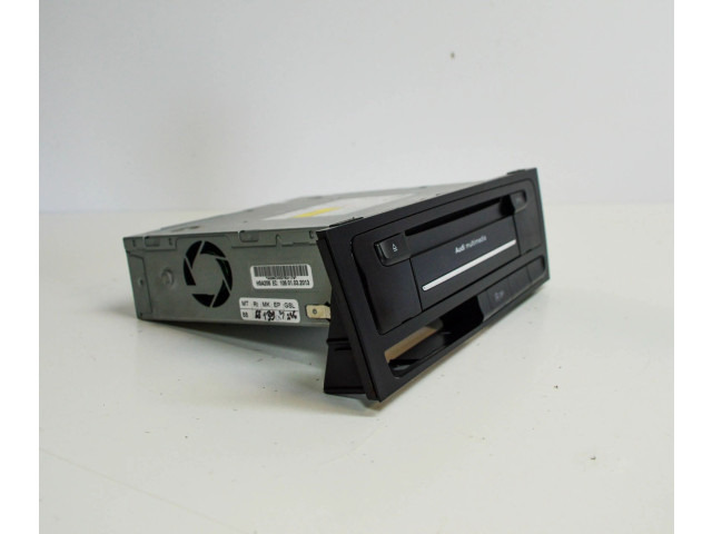 Радио/ проигрыватель CD/DVD / навигация