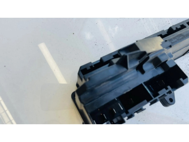 Pojistková skříňka 6114695733002, 61146957330-02 BMW 5 E60 E61 2006