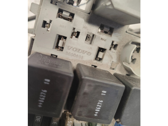 Блок предохранителей 8690698   Volvo V70    