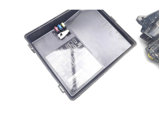 Блок предохранителей MR400709 Mitsubishi Outlander