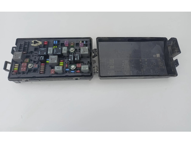 Ящик предохранителей (комплект)    Chevrolet Camaro