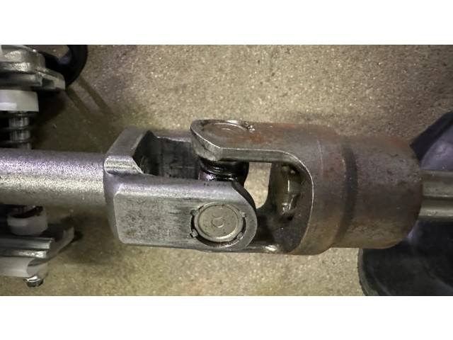 Крестовидная связь оси рулевого колеса