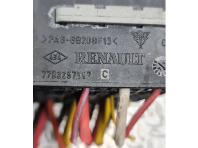 Блок предохранителей 7703297597 Renault Clio II